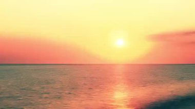 Gün batımında deniz dalgaları manzarası