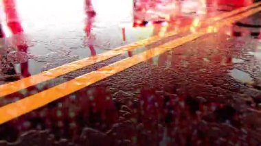 Islak bir yolun gece yansıması. Zaman Uygulaması.