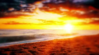 Gün batımında deniz dalgaları manzarası