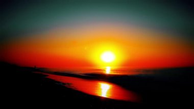 Gün batımında deniz dalgaları manzarası