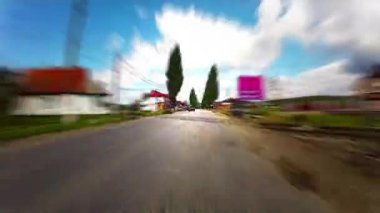 Bir arabaya bin. Zaman ayarlı. Bulanık arkaplan