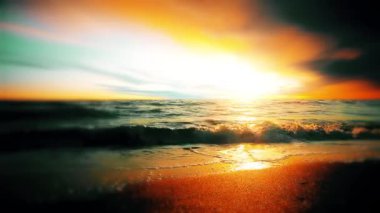 Gün batımında deniz dalgaları manzarası