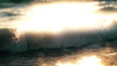 Denizde gün batımı. deniz dalgaları ağır çekimde