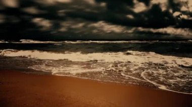 Gün batımında deniz dalgaları manzarası 