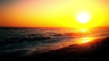 Gün batımına karşı deniz dalgalarının yavaş hareketi
