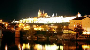 Prag 'daki köprüyle gece vakti.