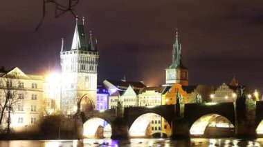 Şato ve Prag 'daki Charles Köprüsü' yle geçen gece.