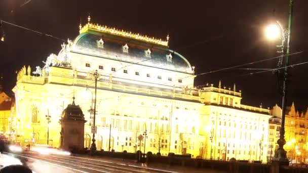 Praha Noční Provoz Mostě Legií Pohled Národní Divadlo — Stock video