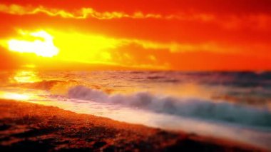 Gün batımında deniz dalgaları manzarası