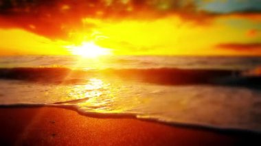 Gün batımında deniz dalgaları manzarası