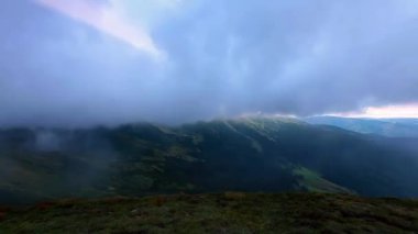 Fırtına bulutları. dağ manzarası zaman çizelgesi.