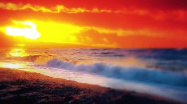 Gün batımında deniz dalgaları manzarası