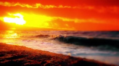 Gün batımında deniz dalgaları manzarası