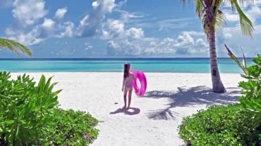 Okyanus sahilinde oynayan küçük kız