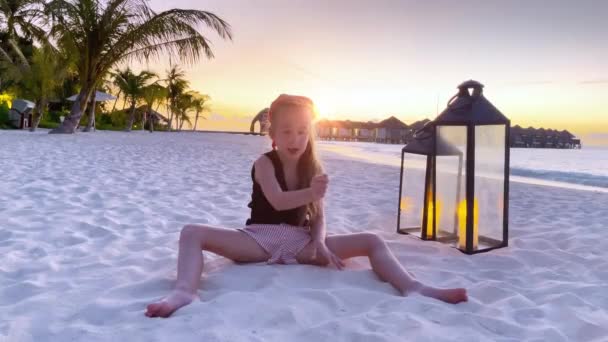 Holčička Hraje Pláži Pobřeží Oceánu Maledivy Červen 2021 — Stock video