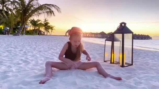 Menina Brincando Praia Oceano Costa Oceano Maldivas Junho 2021 — Vídeo de Stock