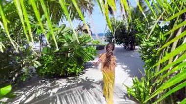 Okyanus sahilinde oynayan küçük kız