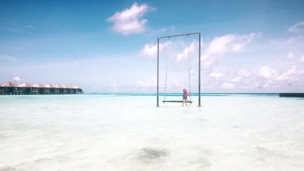 Klein Meisje Spelen Oceaan Strand — Stockvideo