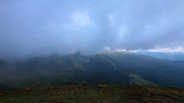 Molnen. bergslandskap. — Stockvideo