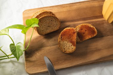 Lezzetli kahvaltı manzarası ahşap tahtada reçelli tost..