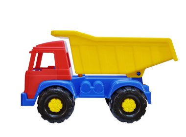 Beyaz arka planda çok renkli plastikten yapılmış oyuncak kamyonu.