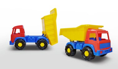 Açık arkaplanda renkli plastikten yapılmış iki çocuk çöp kamyonu.