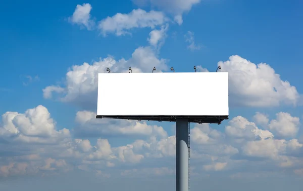 Leere Plakatwand am blauen Himmel — Stockfoto