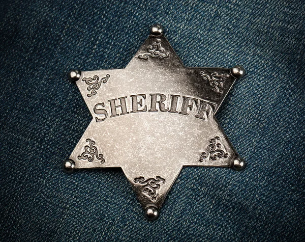 Insignia de estrella Sheriff sobre fondo denim azul —  Fotos de Stock