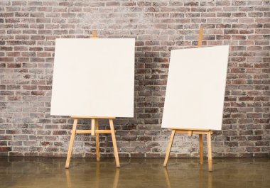 Şövale çift boş tuval ile 