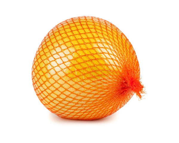 A pomelo gyümölcs műanyag hajszálkereszt csomagolva — Stock Fotó