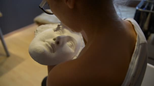 Escultor fazer retrato da bela Vênus realizado em gesso — Vídeo de Stock