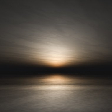 Deniz üzerinde karanlık gün batımı