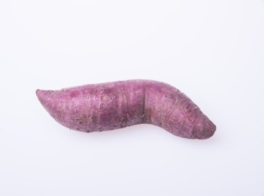 tatlı patates ya da arka plan üzerinde taze mor patates.