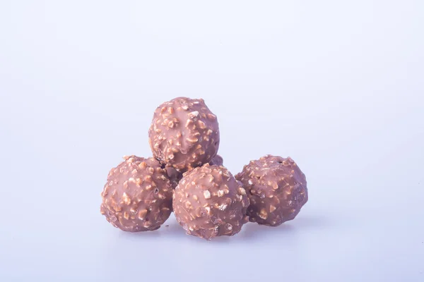Czekoladowe piłkę lub cukierki czekoladowe na tle. — Zdjęcie stockowe