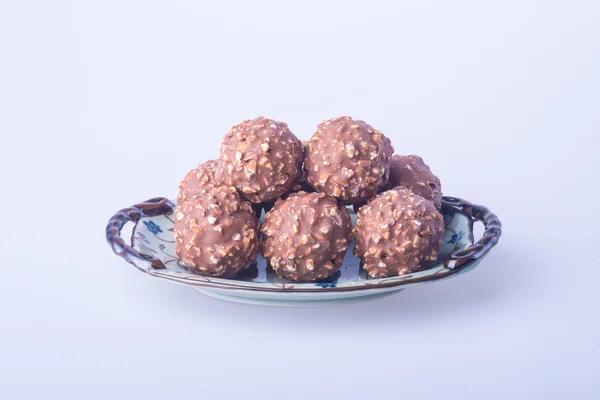 Czekoladowe piłkę lub ręcznie robione czekoladki piłkę na tle. — Zdjęcie stockowe