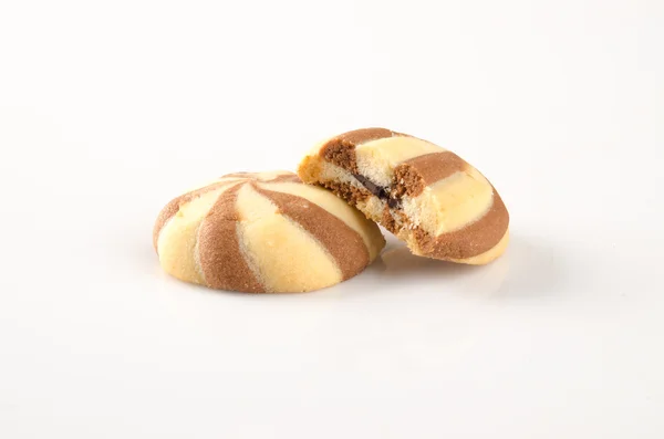 Galletas o galletas con relleno de chocolate sobre fondo . — Foto de Stock