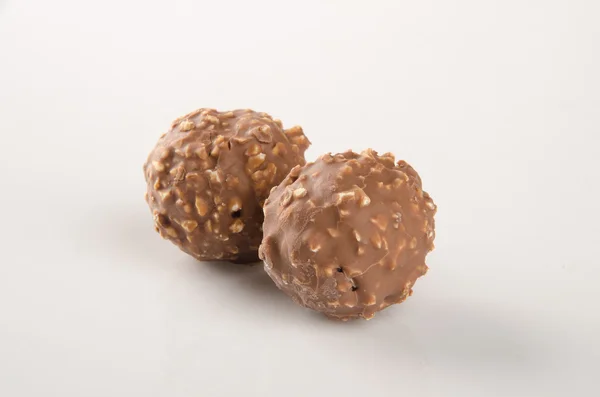 Czekoladowe piłkę lub cukierki czekoladowe na tle. — Zdjęcie stockowe