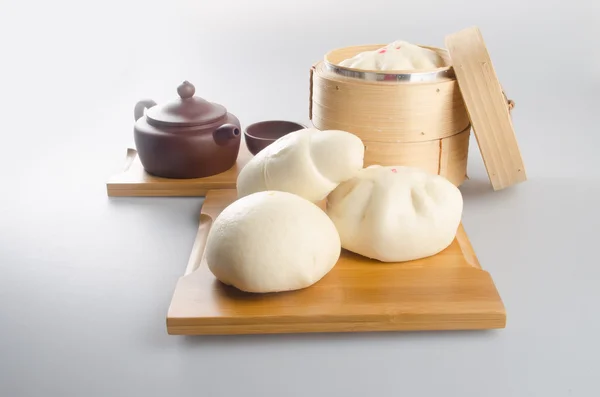 Pao eller mantou kinesiska ångkokt bulle på en bakgrund. — Stockfoto