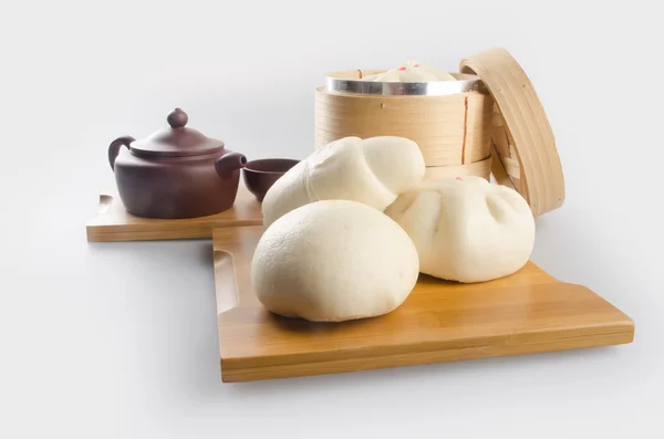 Pao eller mantou kinesiska ångkokt bulle på en bakgrund. — Stockfoto