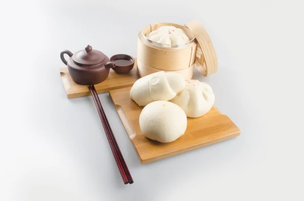 Pao eller dim sum i bambu ångbåt med kinesiska bun. — Stockfoto