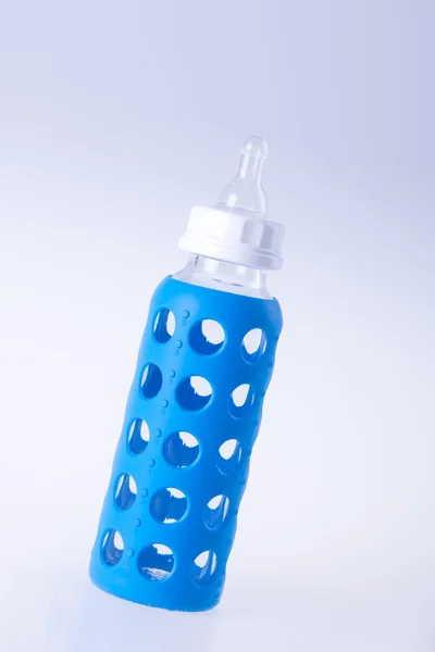 Botol bayi kaca. botol bayi kaca di latar belakang . — Stok Foto