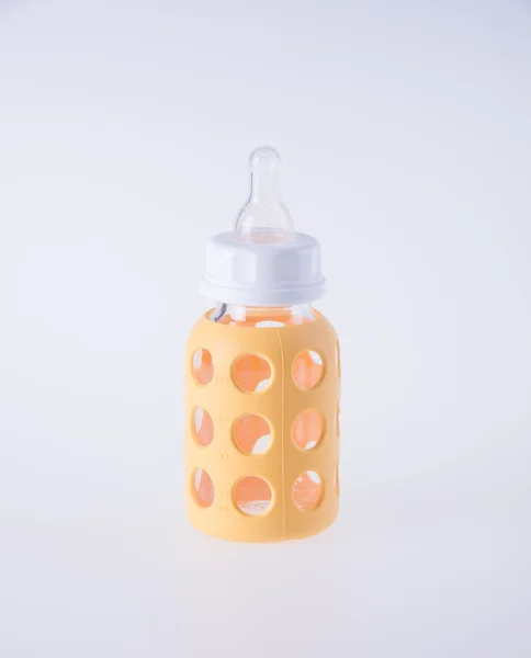 Baby glasflaska. nappflaska glas på en bakgrund. — Stockfoto