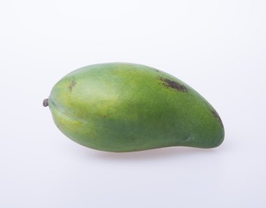 Mango veya bir arka plan üzerinde yeşil mango.
