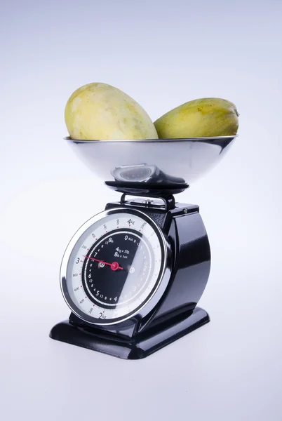 Schalen voor keuken of Keukenweegschaal met mango. — Stockfoto