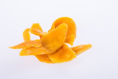 Mango kuru veya kurutulmuş mango dilimleri arka plan üzerinde.
