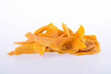 Mango kuru veya kurutulmuş mango dilimleri arka plan üzerinde.
