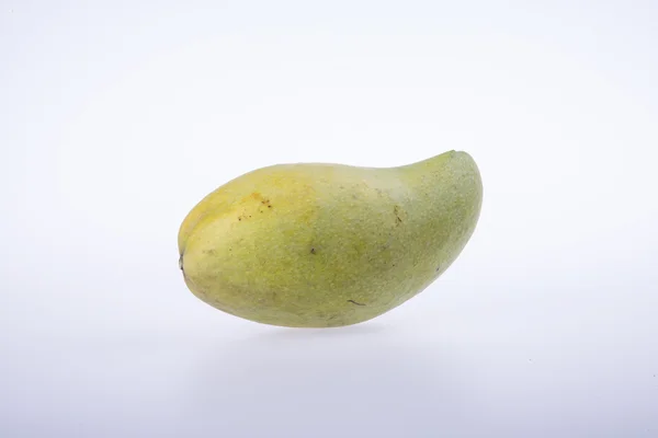 Mangga atau mangga kuning hijau di latar belakang . — Stok Foto