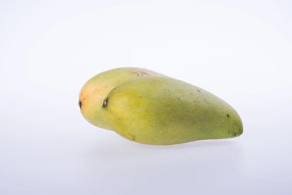 Манго або зелений жовтий манго на фоні . — стокове фото