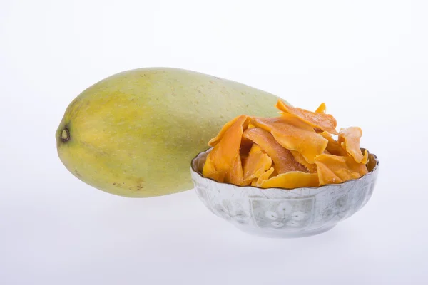 Mango torr i skål eller torkade mango skivor. — Stockfoto