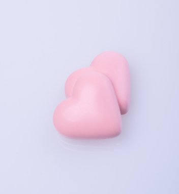 pembe renk veya aşk şekil çikolata çikolata.